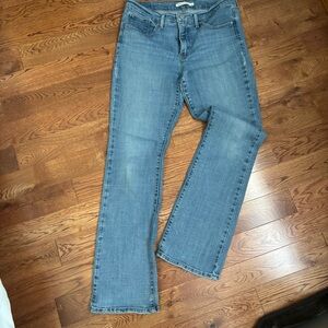 Levi’s jeans, 315 shaping bootcut jean. Size 31